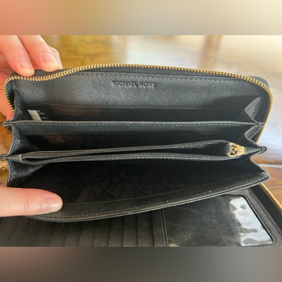 Michael Kors wristlet - Picture 2 of 9